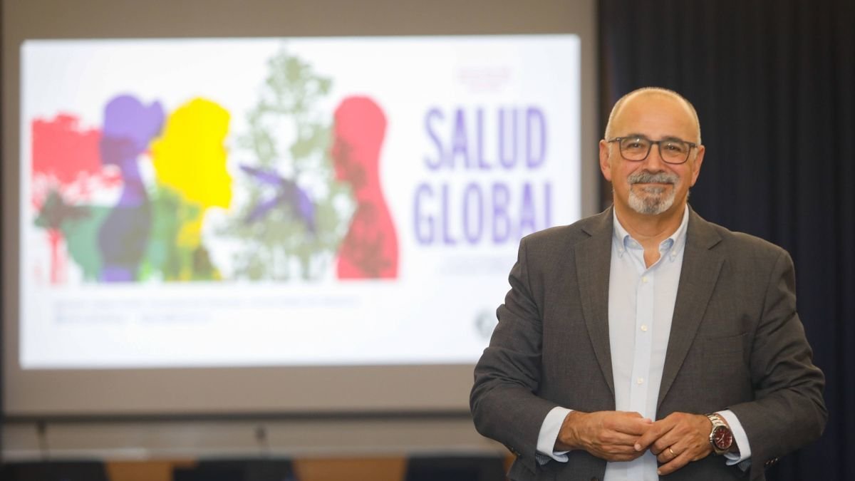 Ignacio López Goñi, ayer en la Facultad de Biología de la Universidad de León.