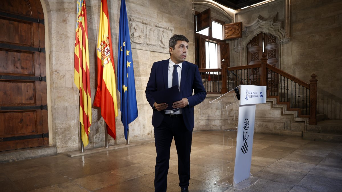 El president de la Generalitat, Carlos Mazón, al finalizar su comparecencia en la que ha anunciado que dimitirá al frente del Gobierno valenciano, pero seguirá como diputado en Les Corts Valencianes y no convocará elecciones autonómicas anticipadas.