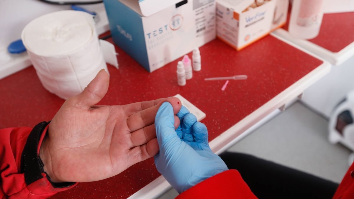 Foto de archivo de una campaña de Cruz Roja de León para detectar el VIH, con un simple pinchazo en el dedo.