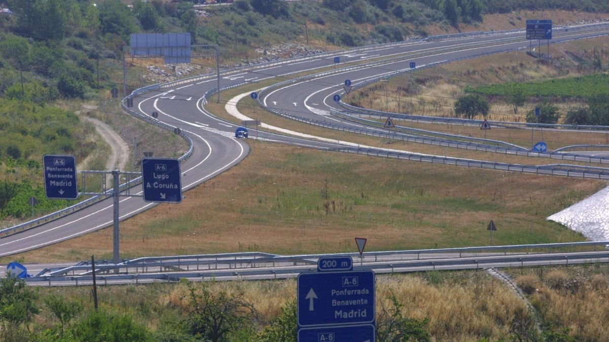 Las comunicaciones entre Galicia y León son precarias y están pendientes de muchas promesas incumplidas.