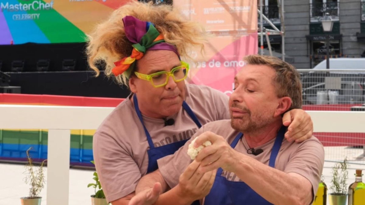 Torito y Parada, en una prueba anterior de MasterChef Celebrity 10, cuando aún compartían cocina sin tensiones visibles.