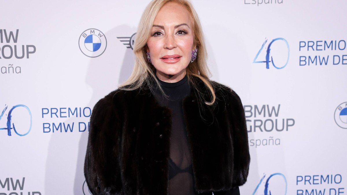 Carmen Lomana apostó por un look sofisticado con transparencias y piel, demostrando que el glamour no tiene edad.