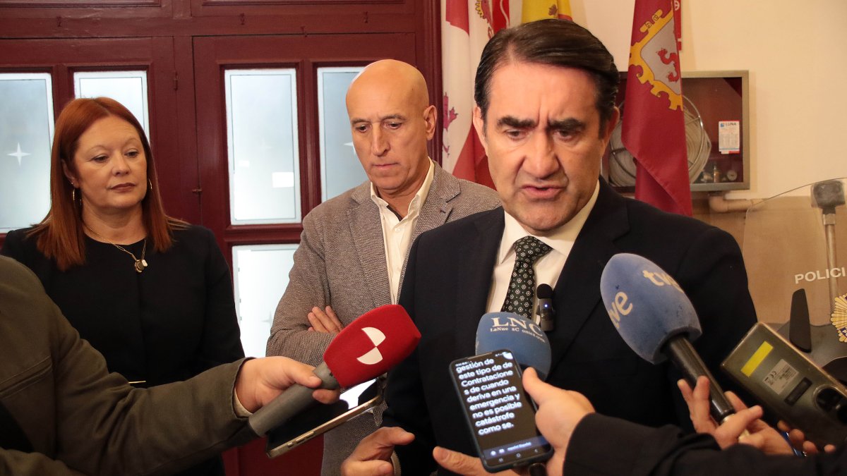 El consejero de Medio Ambiente, Vivienda y Ordenación del Territorio de la Junta de Castilla y León, Juan Carlos SUárez-Quiñones, clausura el Curso de formación de Policía Local sobre concentraciones humanas acompañado por el alcalde, José Antonio Díez y la directora de Protección Civil, Irene Cortés