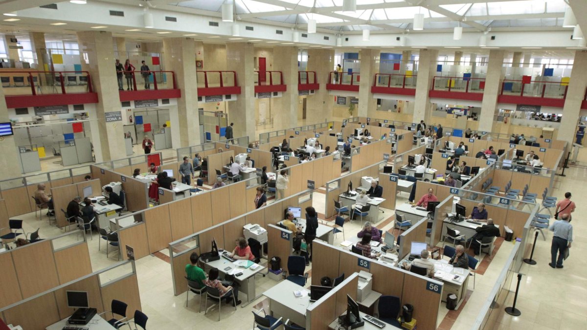 El Gobierno ofrece subir el salario de los funcionarios hasta 2028 al menos con el IPC