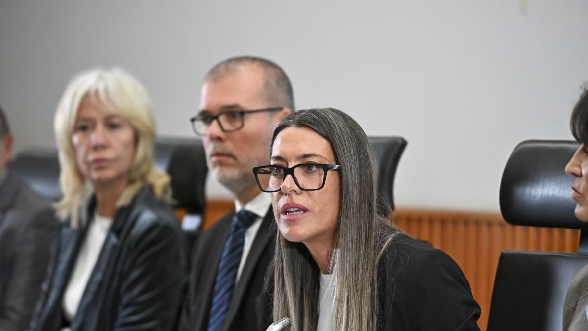 La portavoz en el Congreso de Junts per Catalunya, Míriam Nogueras (d), durante la rueda de prensa de este jueves de Junts en el Congreso para analizar el momento que atraviesa la legislatura. EFE/ Fernando Villar.