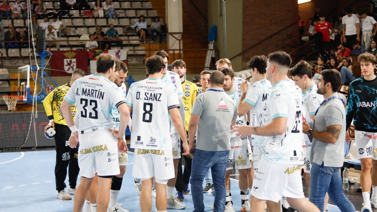Al menos una docena de jugadores y el cuerpo técnico al completo terminan contrato con el Ademar esta temporada.