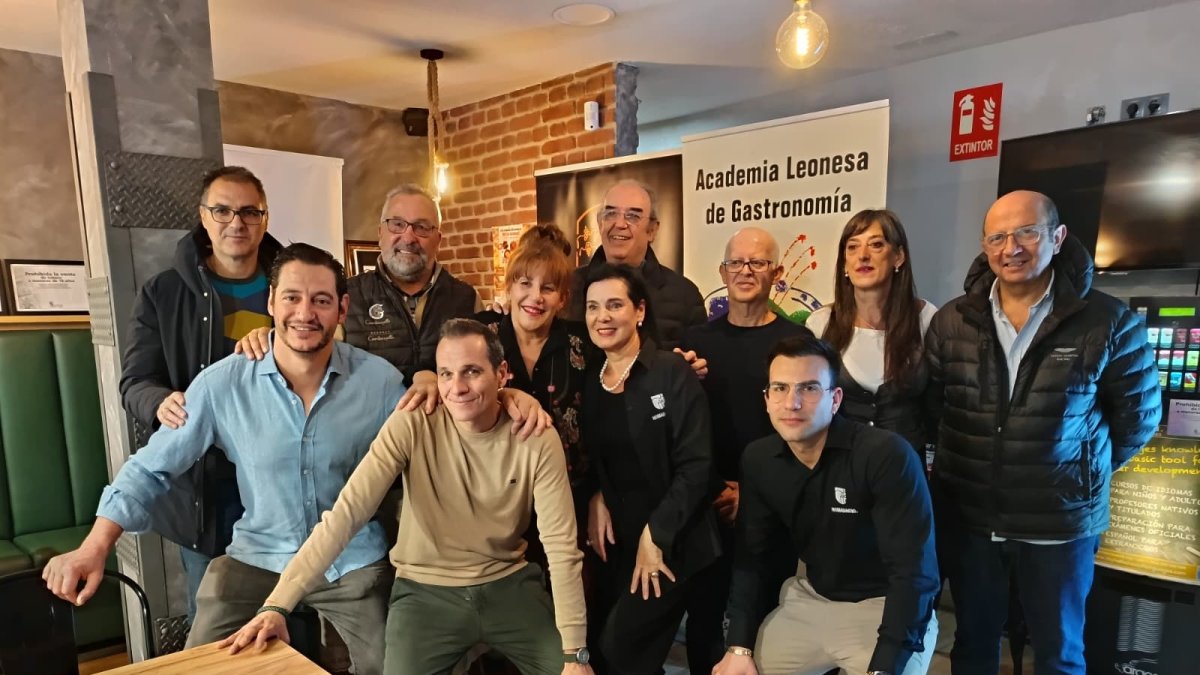 Autoridades y organizadores durante la presentación.