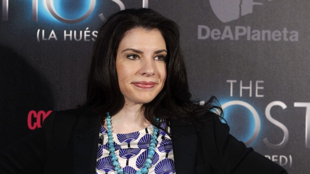 La escritora Stephanie Meyer, autora de la saga 'Crepúsculo'; debajo una ilustración de Edward y Bella.