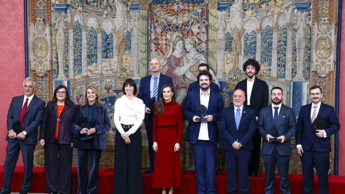 La reina Letizia con las personas premiadas y la ministra Diana Morant en El Pardo.