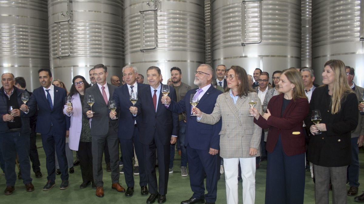 Planas, en su visita a la Bodega Cuatro Rayas.