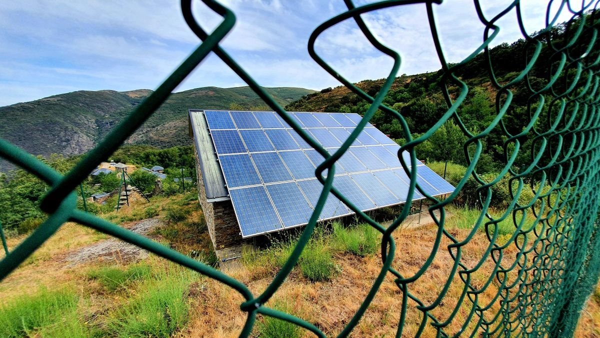 Placas solares en una finca.