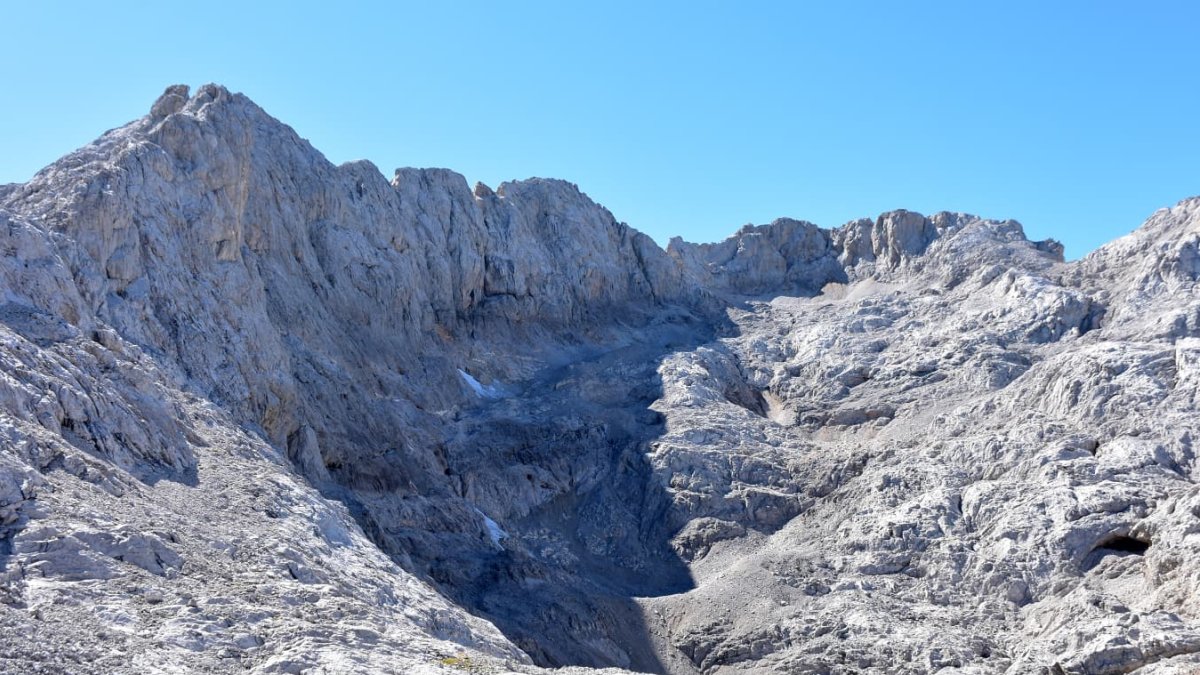 Así ha quedado el Trasllambrión, un puñado de nieve. Ya no es ni un helero. La foto se tomó el 10 de octubre de 2025.