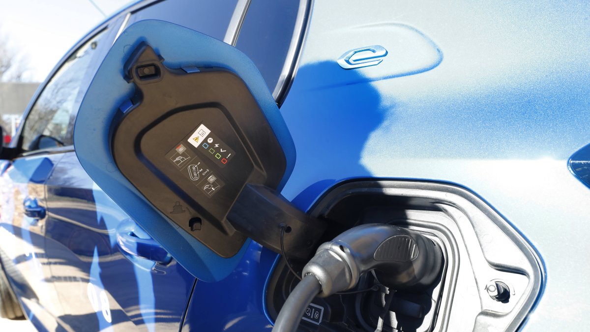 Un vehículo eléctrico utilizando un punto de recarga.