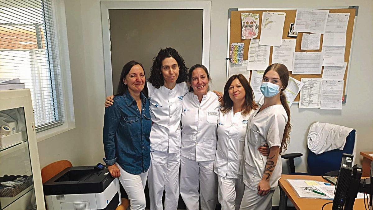 Una Tcae, las fisioterapeutas Eva González, Sabina Diez y Sofía Romero, y una alumna.