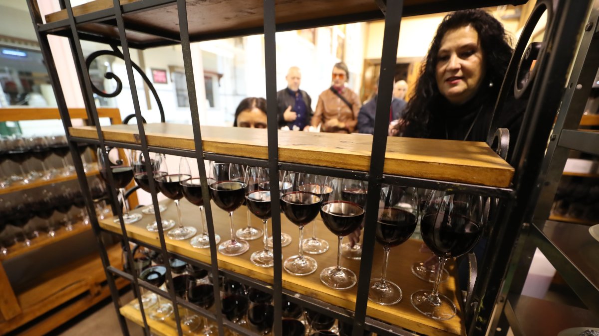 Las copas para la cata esperan a sus receptores.