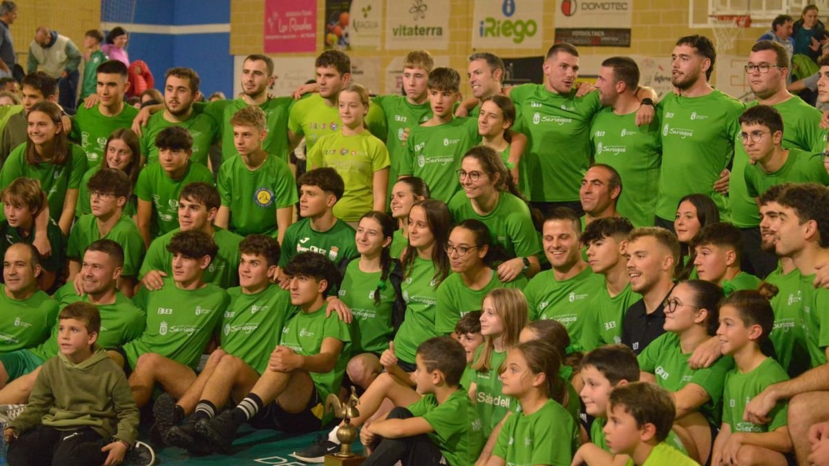 El equipo de La Montaña celebra su victoria.