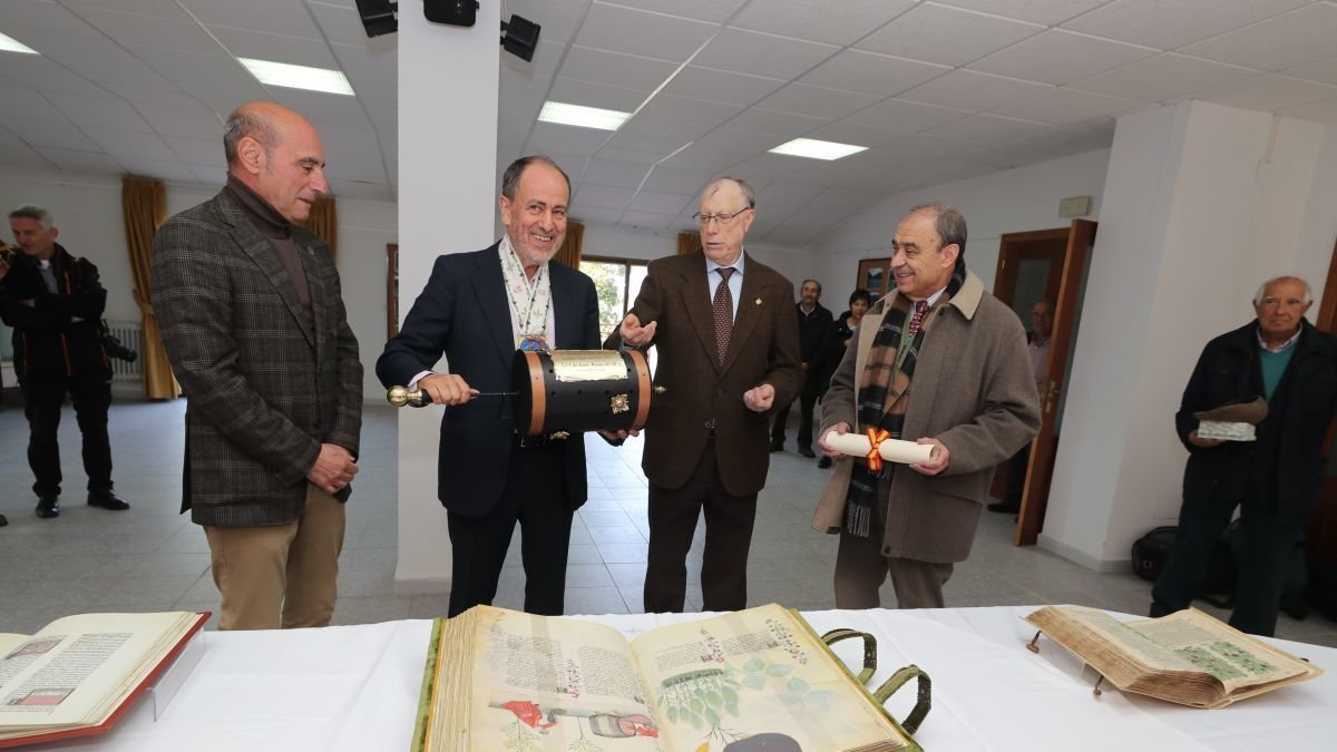 Ovalle con al alcalde de Toreno y la directiva del CIT.