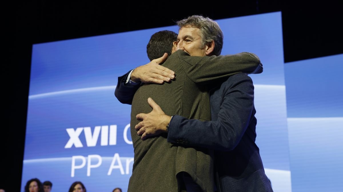 El presidente de la Junta y del Partido Popular en Andalucía, Juanma Moreno, junto al líder del partido, Alberto Núñez Feijó.
