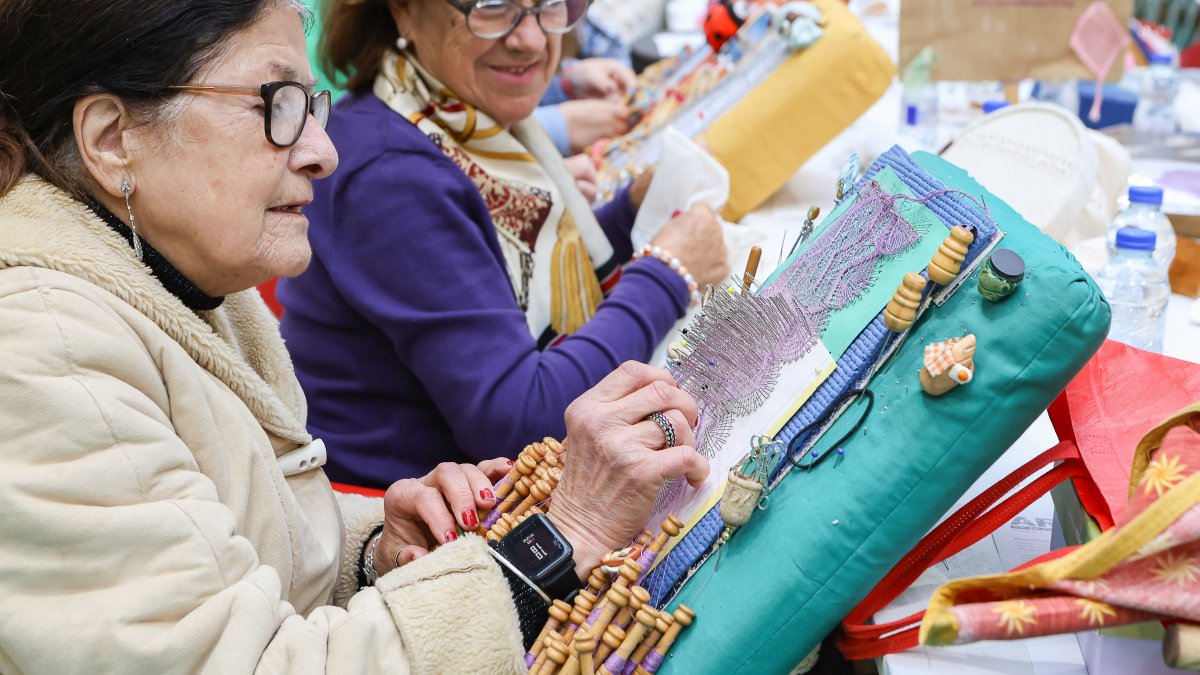 Encuentro de bolilleras en Navatejera.