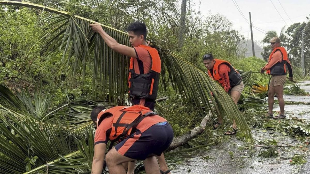 Imagen de personal militar limpiando carreteras.