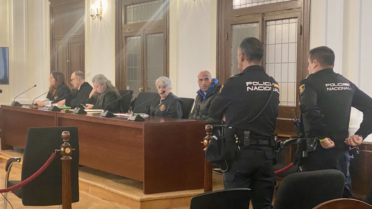 Los acusados, junto a sus abogados, al inicio de la vista