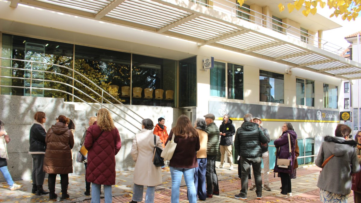 Un momento de la visita al edificio de Correos.
