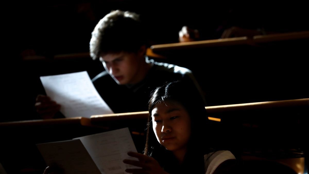 Dos alumnos durante la prueba analizan sus exámenes.