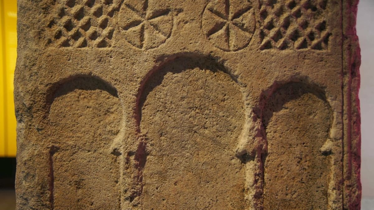 Sobre el detalle de la lápida de la esposa de Flavus con tres arcos explicarán que son el símbolo del tránsito hacia el más allá.