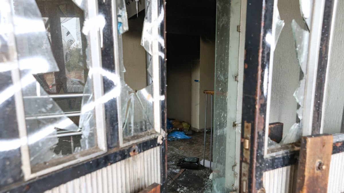Las puertas ofrecen un estado lamentable.