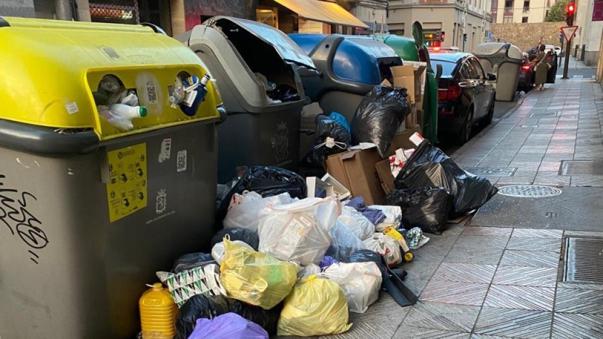 Basura acumulada junto a los contenedores en una calle de la capital, en una imagen de archivo.