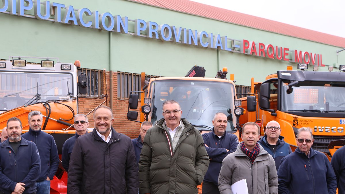 Gerardo Álvarez Courel, Roberto Aller y Carlos García junto a operativos del servicio de vialidad invernal, durante la presentación de la campaña.
