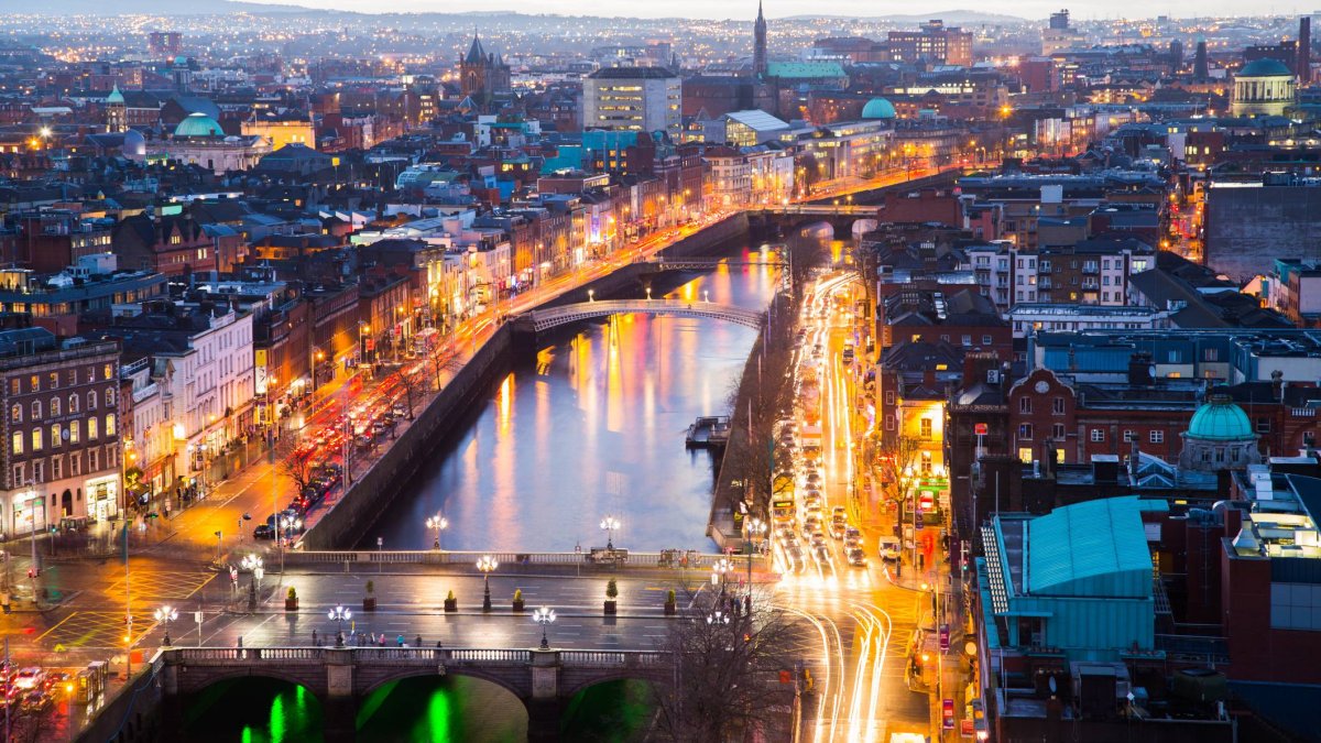 El río Liffey atraviesa Dublín de este a oeste y divide la ciudad en dos mitades llenas de historia, vida urbana y puentes emblemáticos.