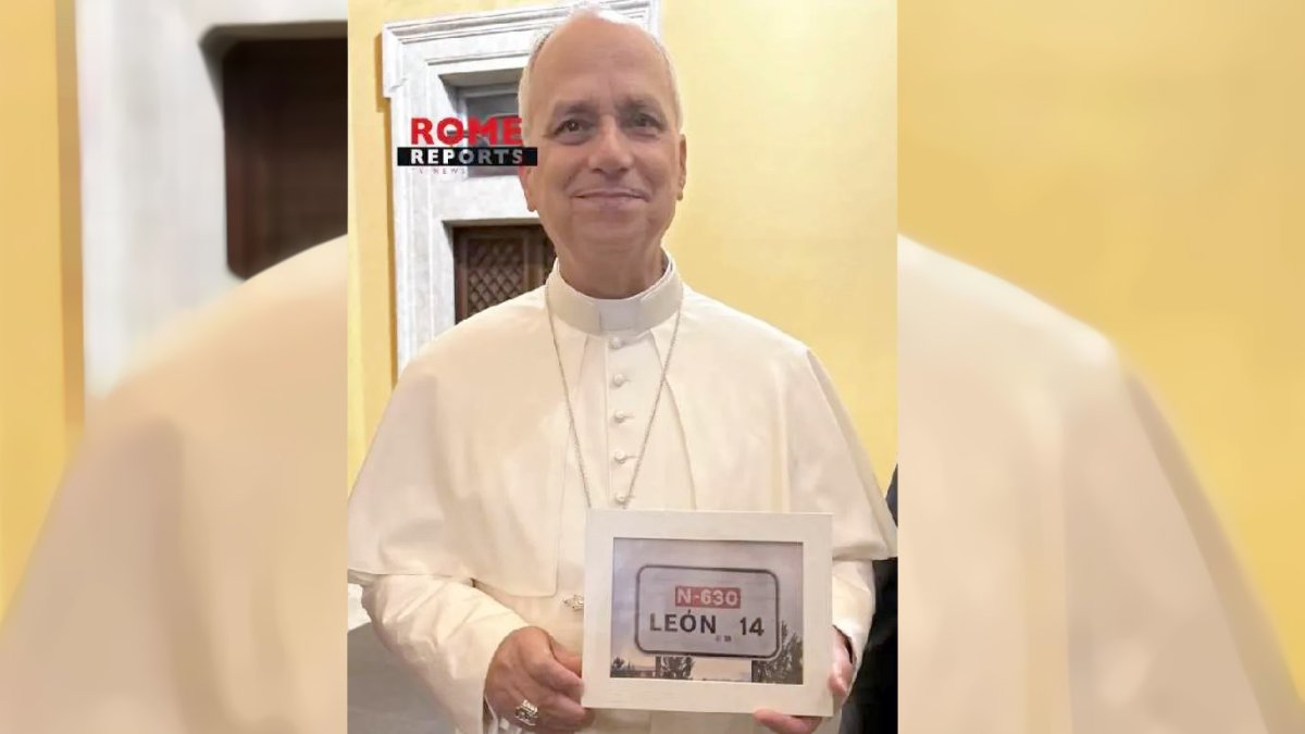 El papa León XIV con la señal de la ciudad de León.