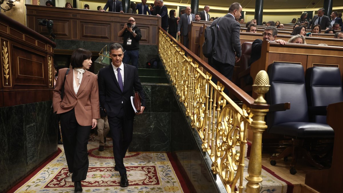 La ministra de Ciencia, Innovación y Universidades, Diana Morant, y el presidente del Gobierno, Pedro Sánchez, a su llegada a una sesión de control al Gobierno, en el Congreso de los Diputados, a 12 de noviembre de 2025, en Madrid (España).