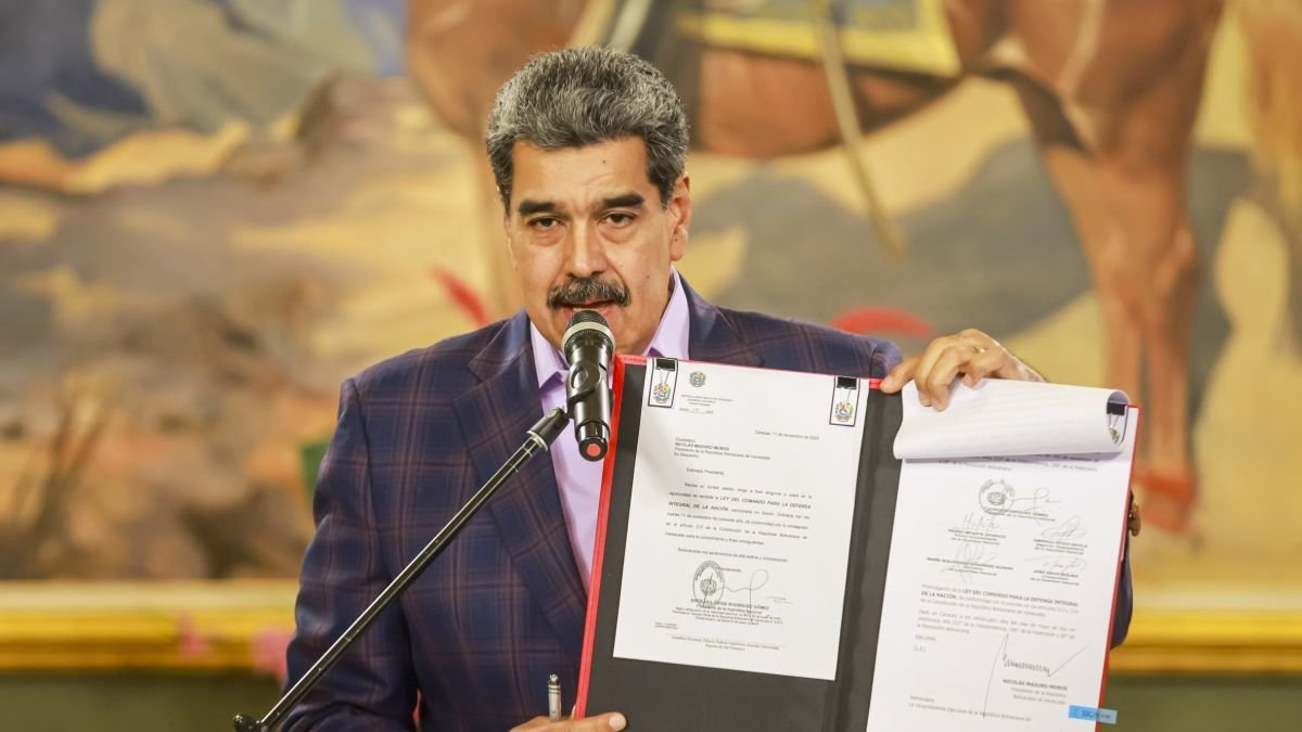 Nicolás Maduro con la orden ejecutiva firmada ayer.