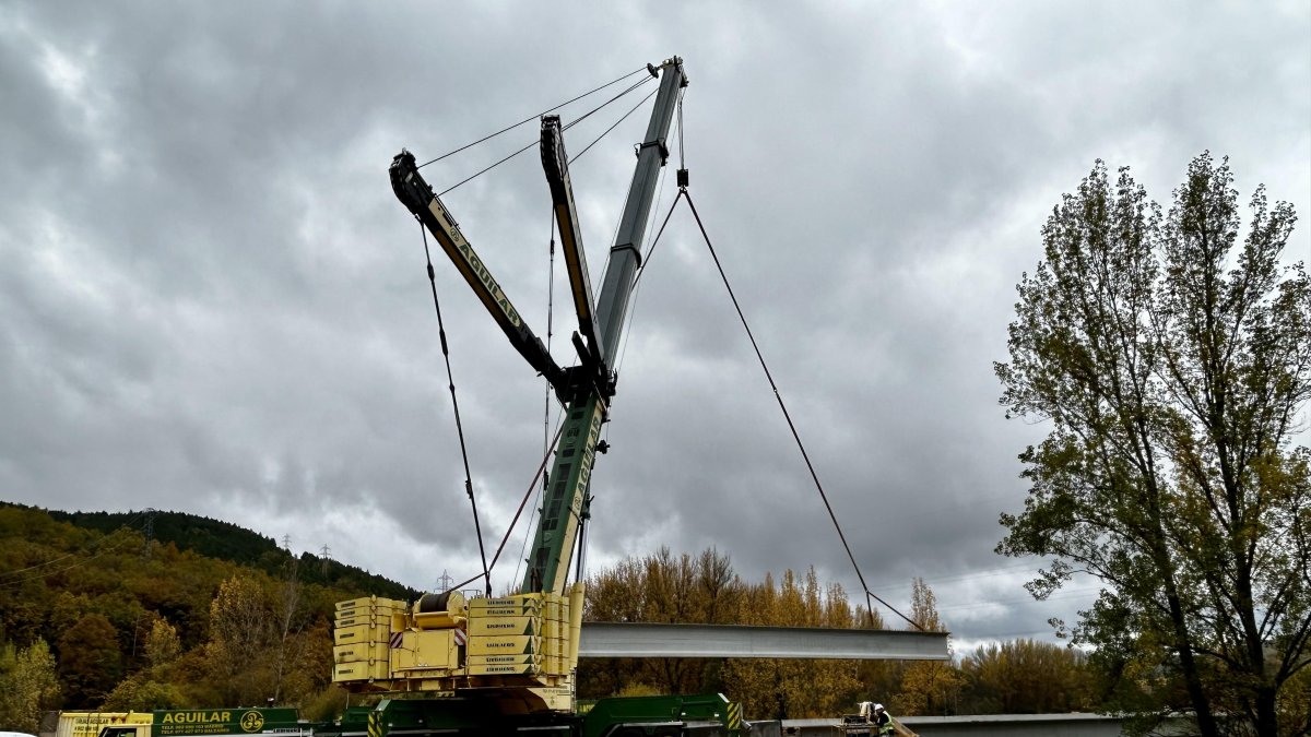 Construcción del nuevo puente de acceso al polígono El Crispín, de La Robla.