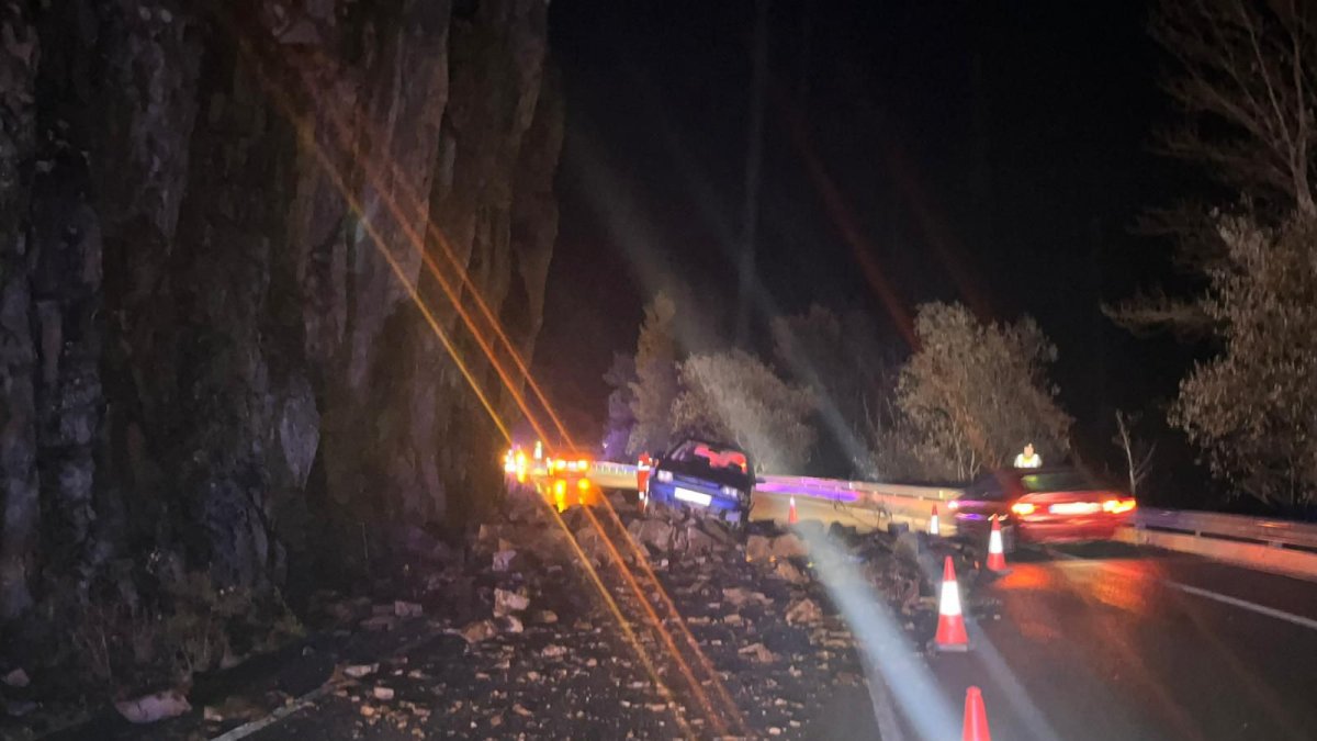 Estado en el que quedó la carretera tras el derrumbe.