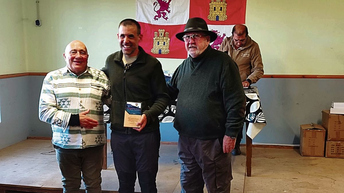 Raúl Marcos, en el centro, junto a Miguel Fierro (izquierda) y Santiago Iturmendi (derecha).