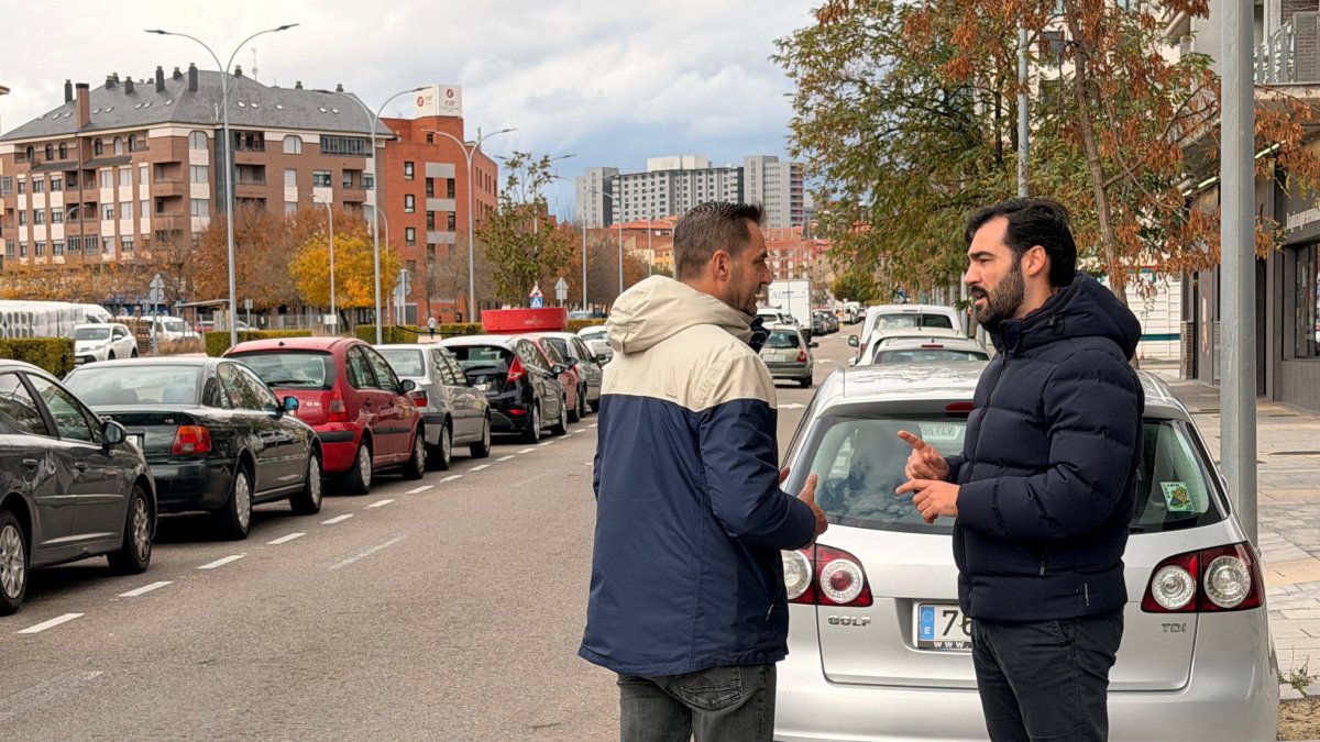 El portavoz del PP, David Fernández, en el barrio de la Universidad.