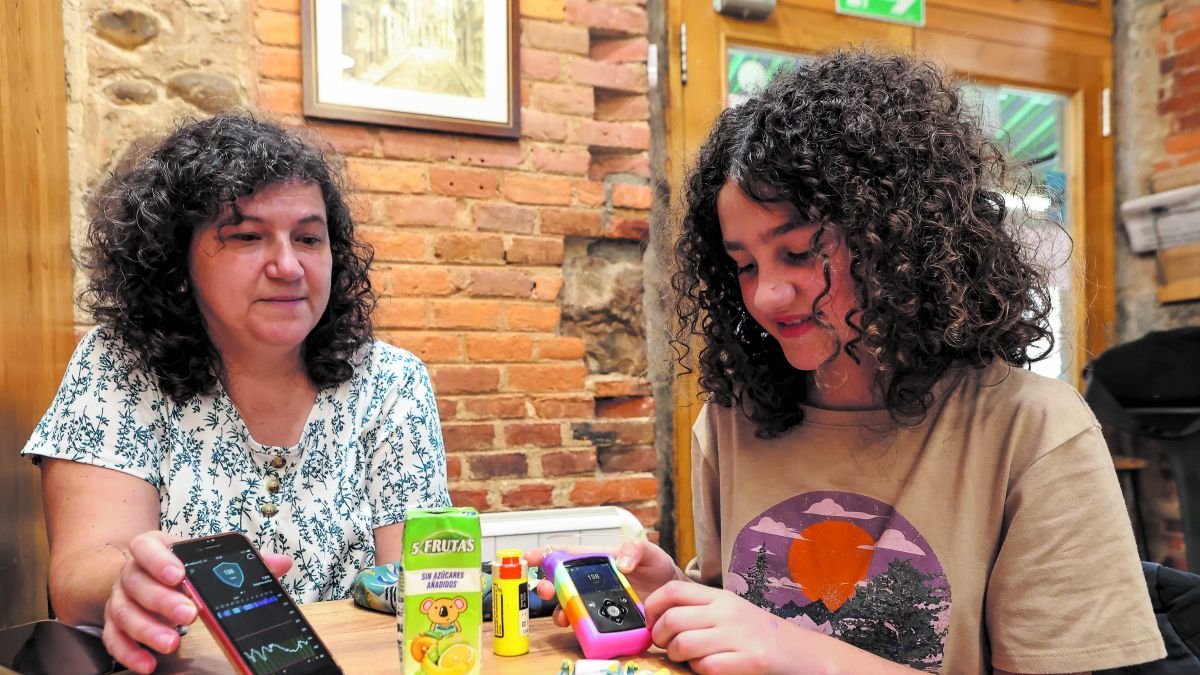 Celia Rus Reyero, con su madre María Elena Reyero.