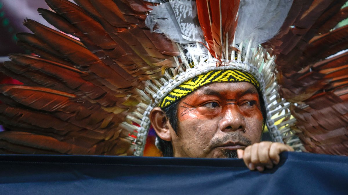 El cacique Ninawa Huni Kui participa en una manifestación que pide una Amazonia libre de petróleo y gas este jueves, en la Zona Azul de la COP30, en Belém (Brasil). EFE/ Fraga Alves
