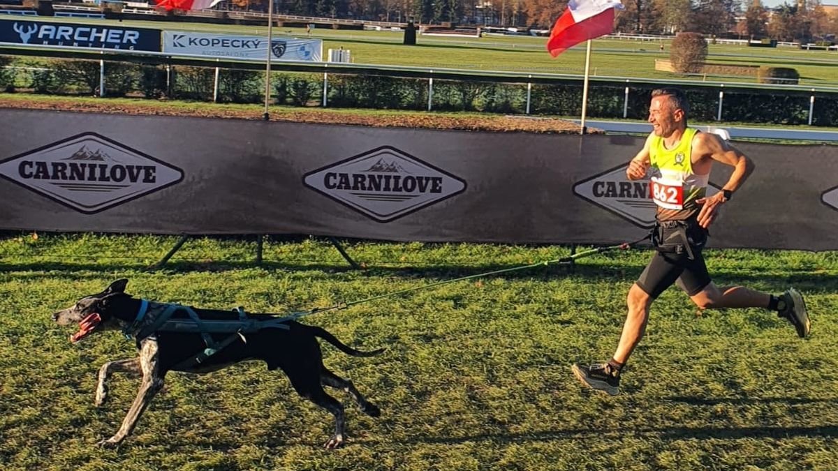 El bañezano Carlos Miguel Lobato junto a su perro Sauron en un momento de la competición.
