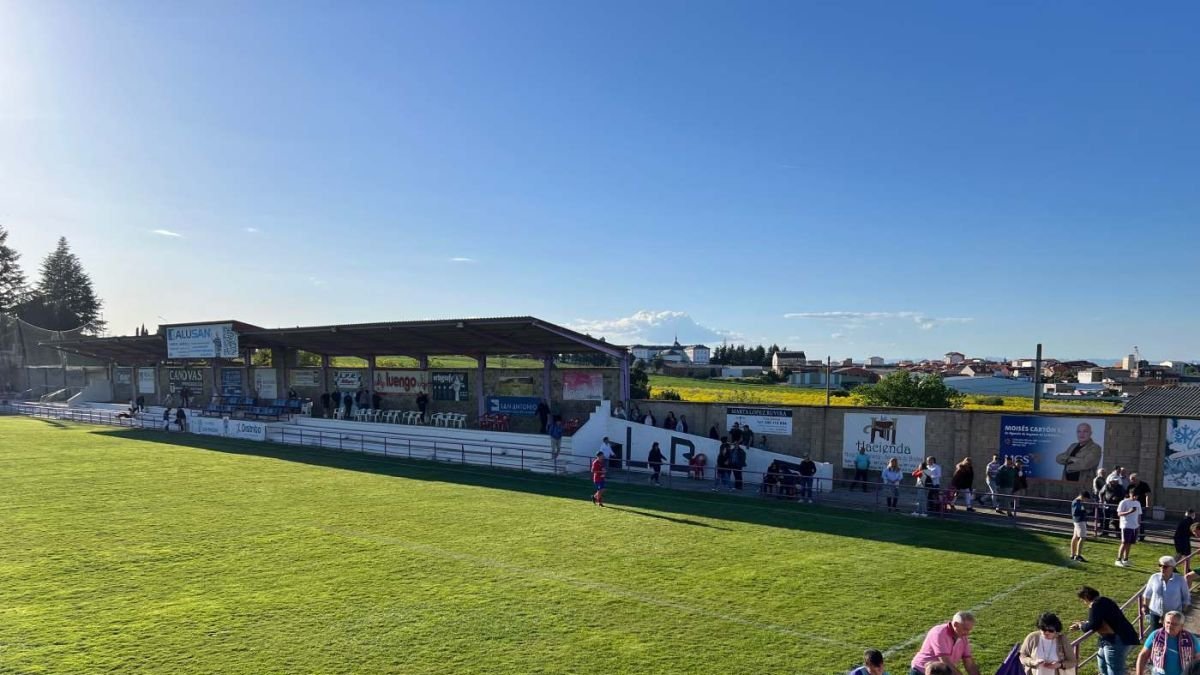 El estadio de La Llanera mejorará con la inversión de la Junta de Castilla y León.