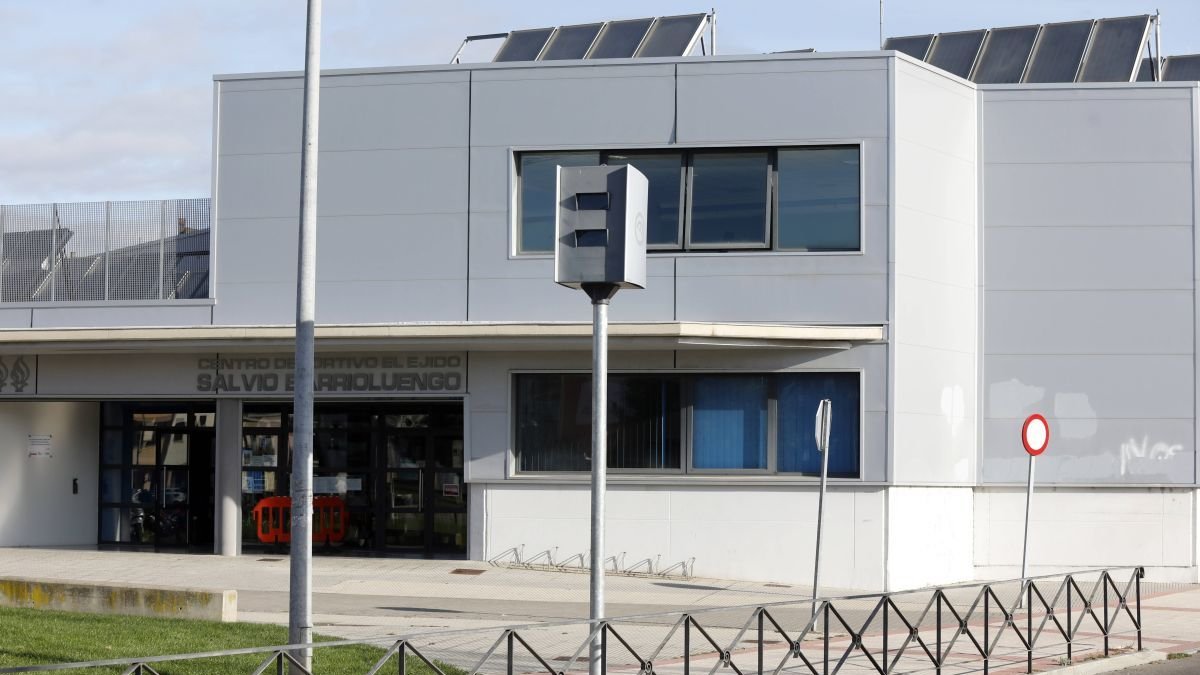 El polideportivo está situado en el Ejido.