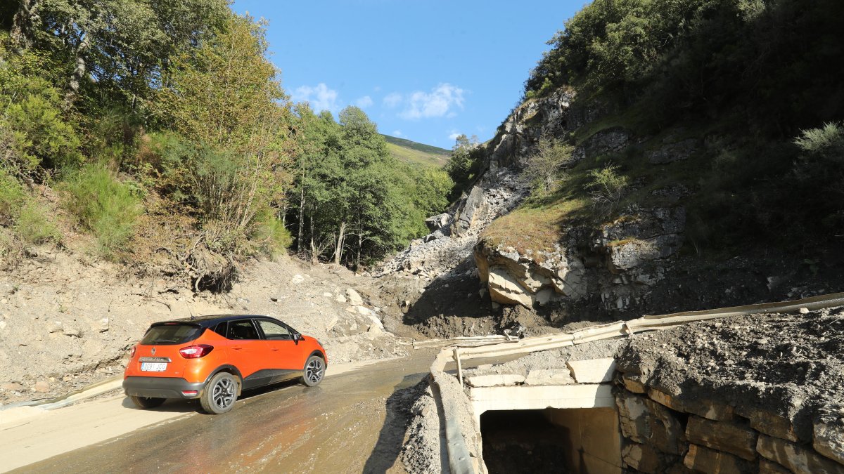 Zona donde la Diputación limpió la carretera de Peñalba, pero que volvió a verse cubierta de lodo y piedras por desprendimientos de la montaña.