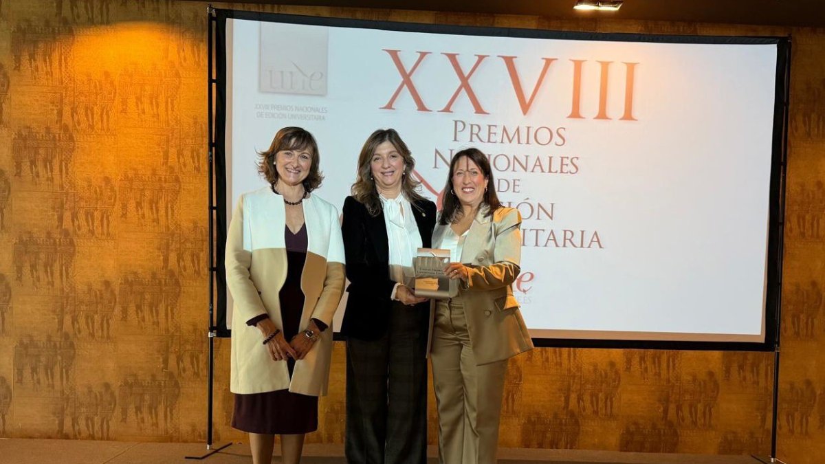 La rectora de la ULE, Nuria González (centro), en la entrega de los XXVIII Premios Nacionales de Edición Universitaria.