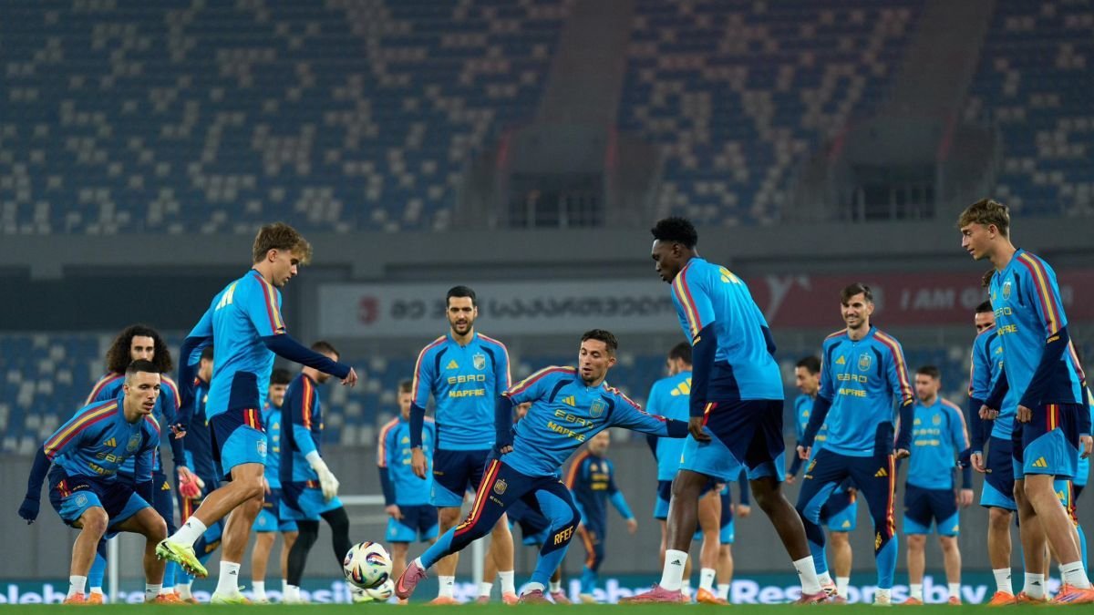 España se entrenó este viernes en el estadio Boris Paichadze de Georgia.