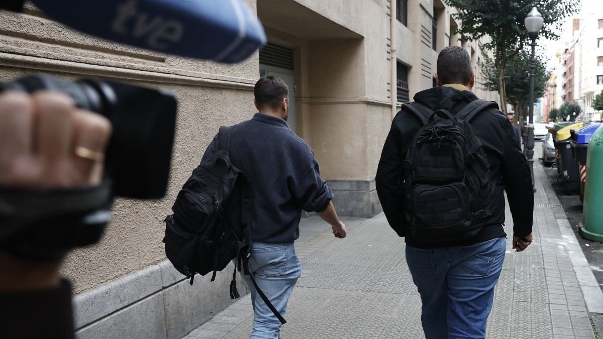 Agentes de la UCO ayer, ante la sede de que tiene Acciona en Bilbao.
