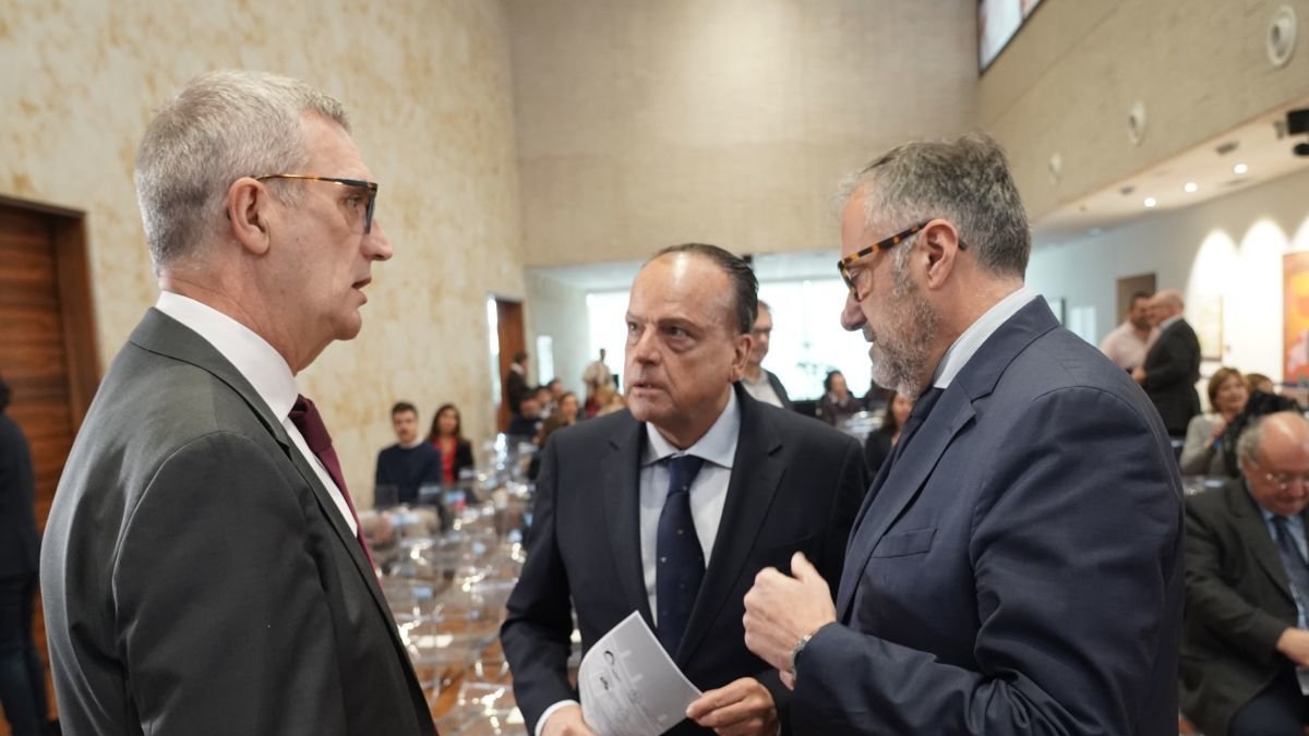 Mario Amilivia, entre Luis Gracia y Calos Pollán.