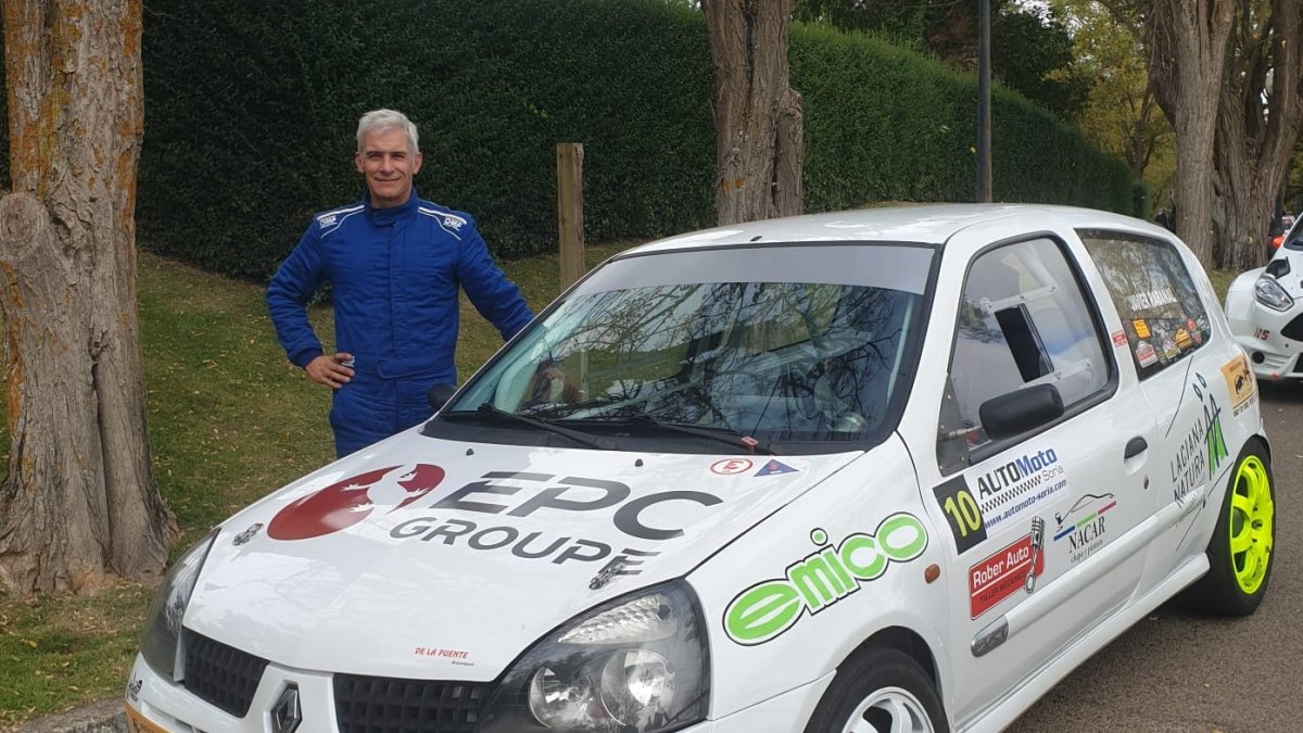 Javier Rabanal posa con su Renault Clio Cup.